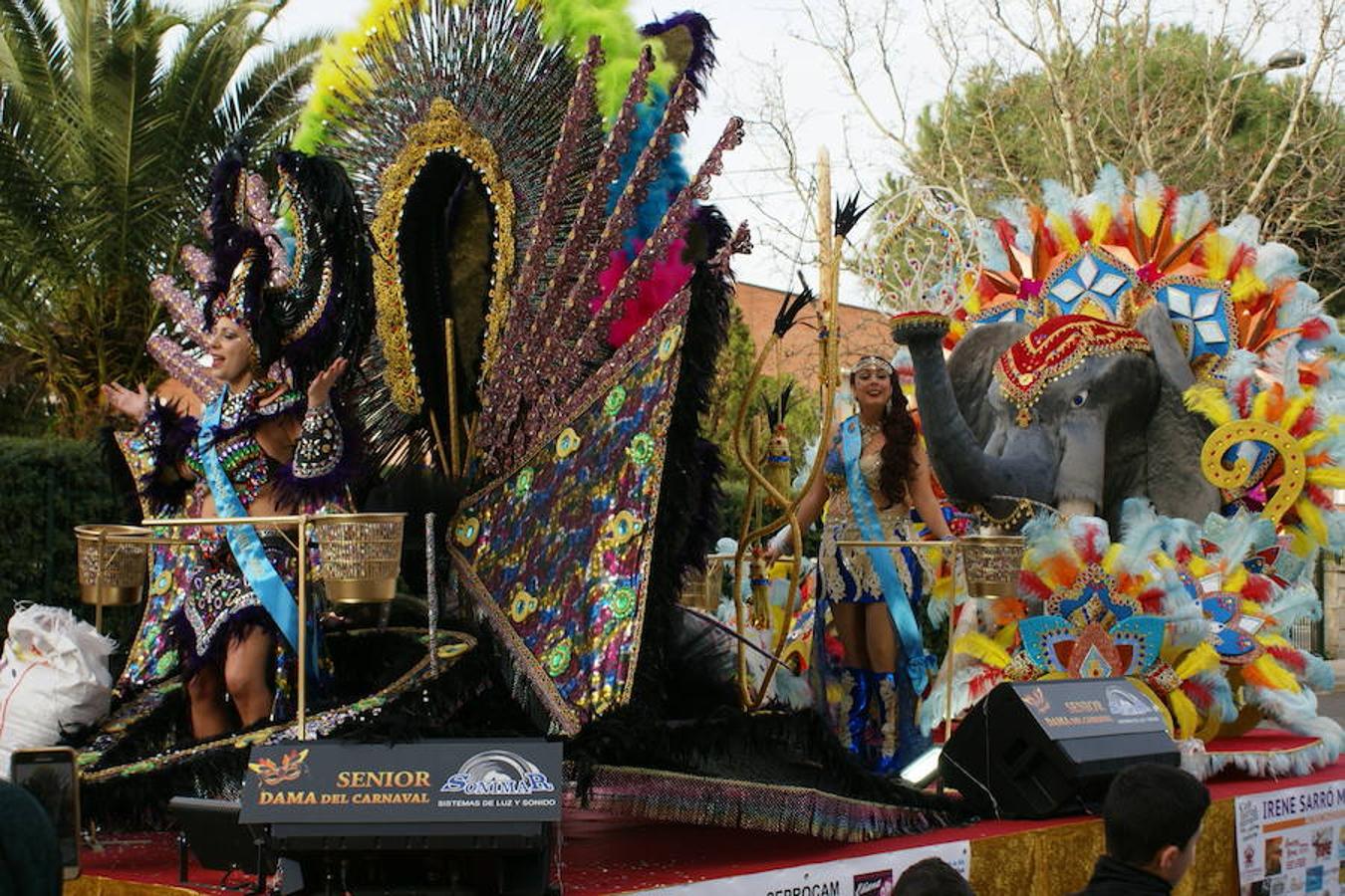 La reivindicación del tren digno se sumó al ritmo, el colorido y la animación habituales en los desfiles del Carnaval moralo