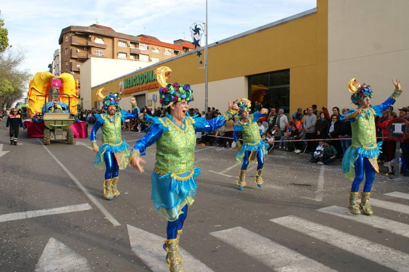 La reivindicación del tren digno se sumó al ritmo, el colorido y la animación habituales en los desfiles del Carnaval moralo