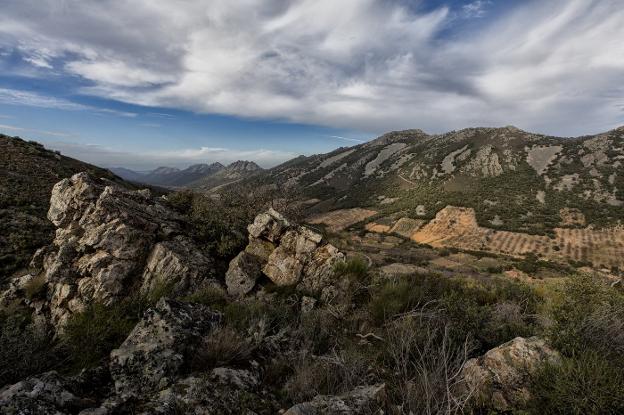 Valle del río Vieja, en Villuercas, visto desde un collado al atardecer del pasado viernes. :: Lorenzo Cordero