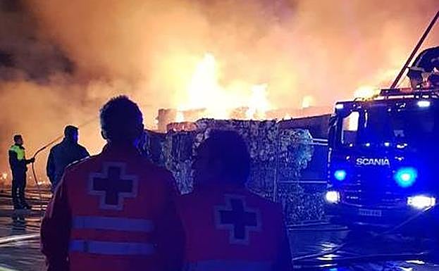Labores de extinción del incendio.