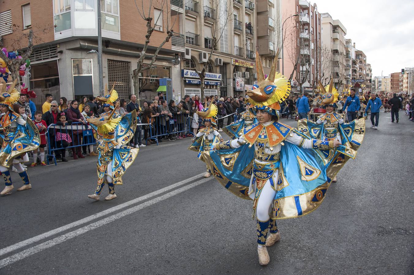 En el barrio de San Roque han desfilado comparsas infantiles y se han celebrado concursos de disfraces como activuidad del Carnaval de Badajoz 2019