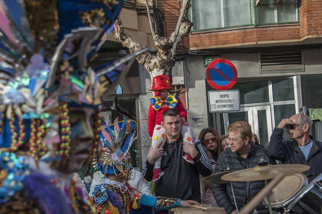 En el barrio de San Roque han desfilado comparsas infantiles y se han celebrado concursos de disfraces como activuidad del Carnaval de Badajoz 2019