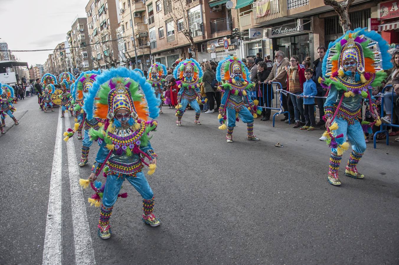 En el barrio de San Roque han desfilado comparsas infantiles y se han celebrado concursos de disfraces como activuidad del Carnaval de Badajoz 2019