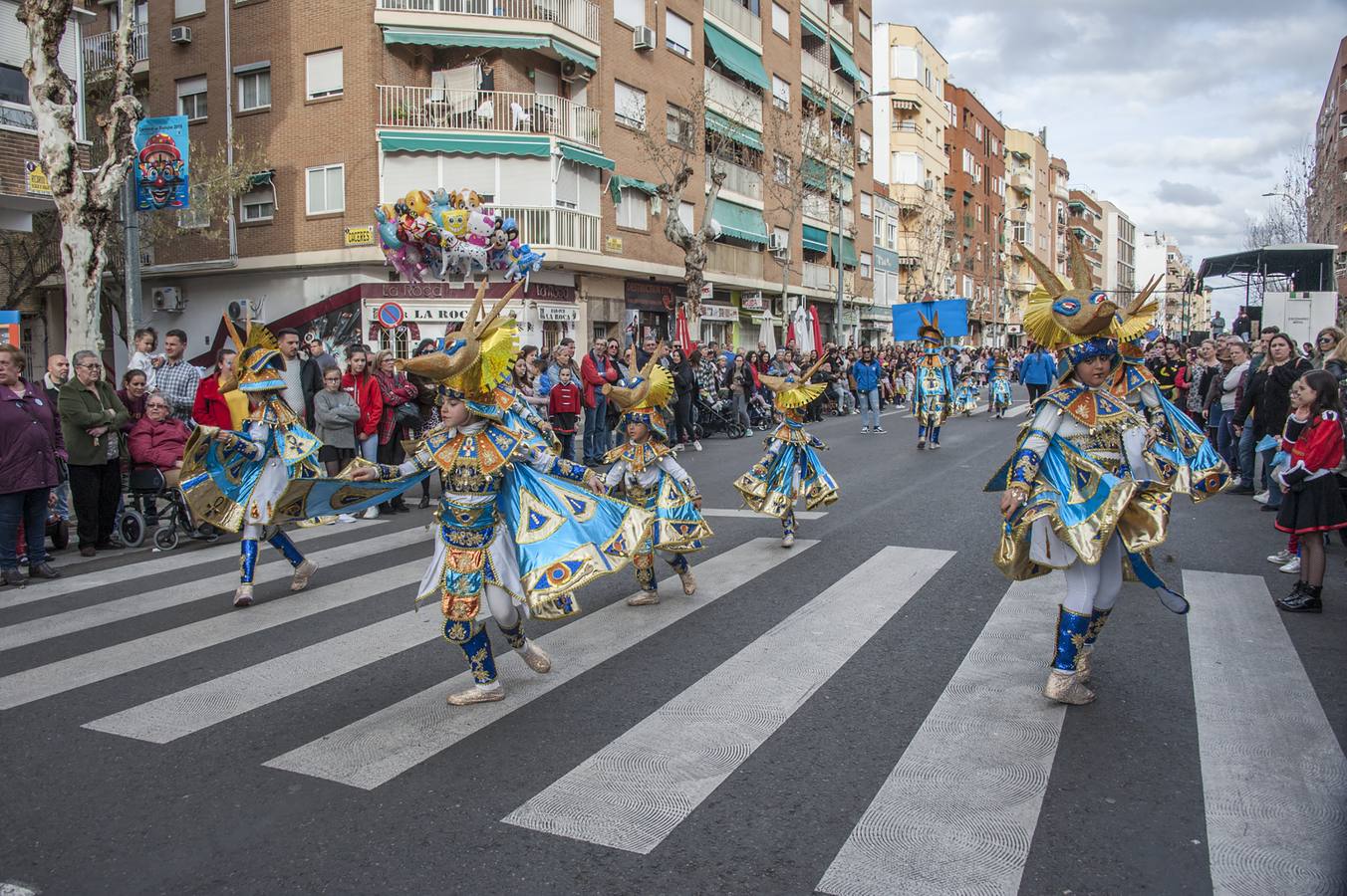 En el barrio de San Roque han desfilado comparsas infantiles y se han celebrado concursos de disfraces como activuidad del Carnaval de Badajoz 2019