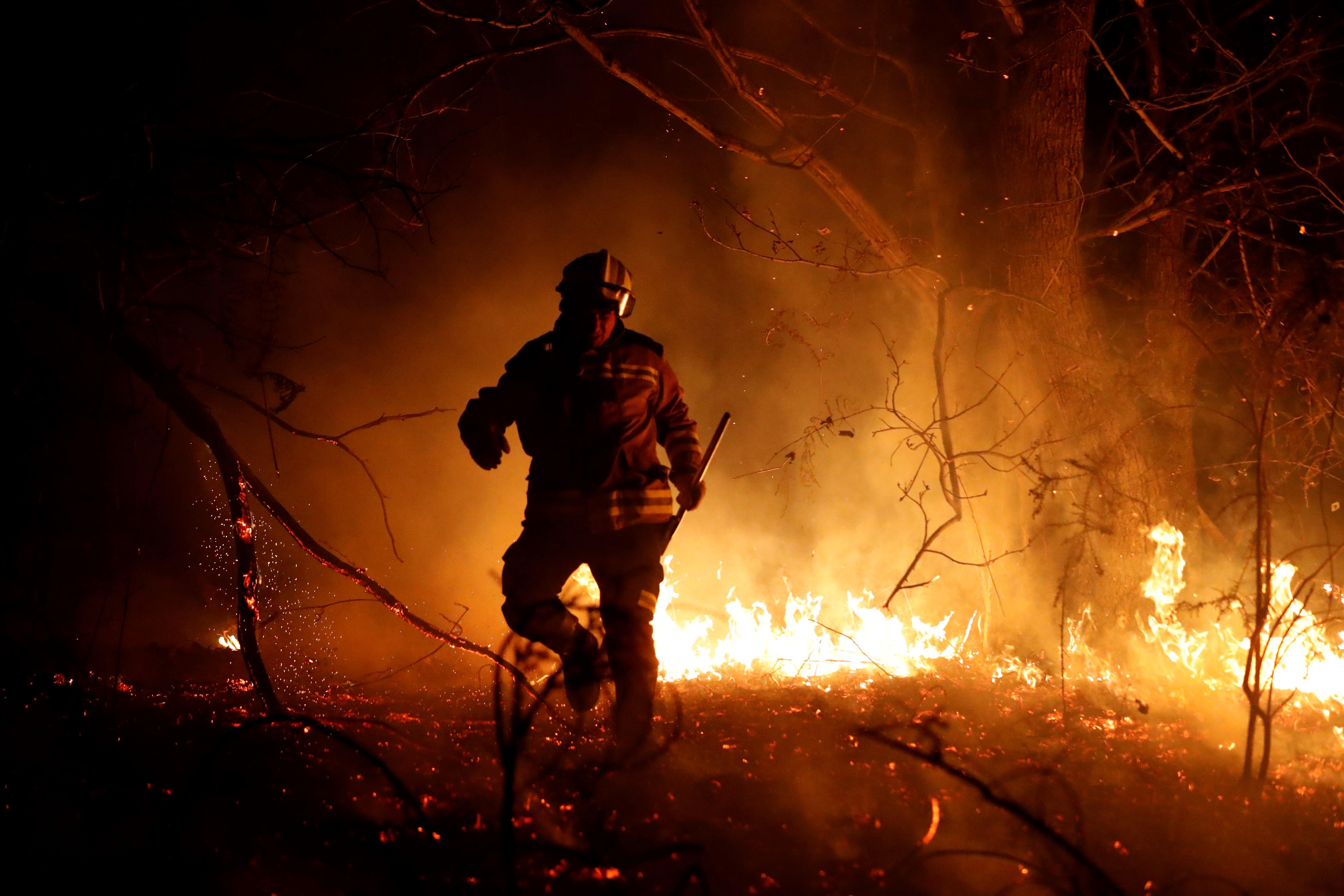 El norte de España se ha visto asolado este fin de semana con más de un centenar de incendios que han afectado duramente a Asturias, Cantabria y Vizcaya. Algunos de ellos ya están controlado, pero, en el Principado, 99 de ellos aún continuan en activos; mientras que en Cantabria el número de incendios activos se ha rebajado de 21 a 17, de un total de más de 60 que fueron provocados en la comunidad autónoma.