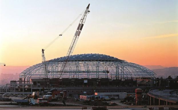 Imagen facilitada por la Fundación Hyatt de la construcción del Palau Sant Jordi, en Barcelona (1990). 