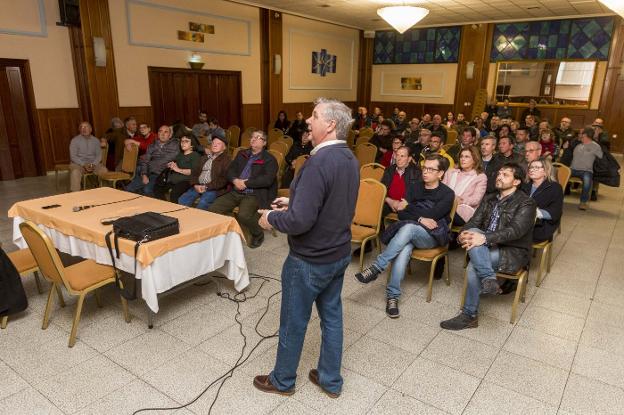 Un momento de la reunión de la nueva asociación. :: a. solé