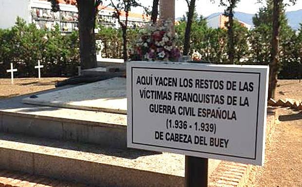 Cartel objeto de controversia junto a una de las fosas donde están enterrados los fusilados por la Guerra Civil en Cabeza del Buey. :: HOY