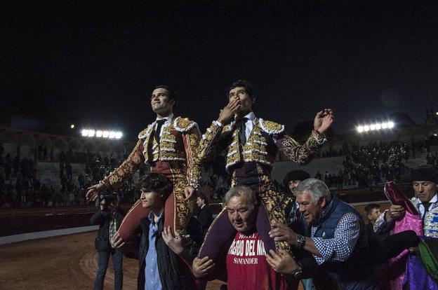 Luis David y José Manuel Garrido abandonan a hombros la plaza de toros de Olivenza