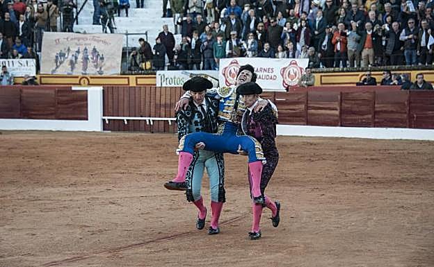 Toñete es llevado a la enfermería:: 