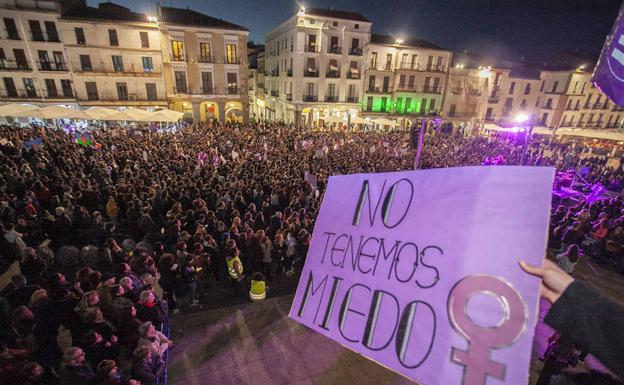 Galería. Marchas y concentraciones se sucedieron por toda Extremadura. La Plaza Mayor de Cáceres se llenó al término de la manifestación. 