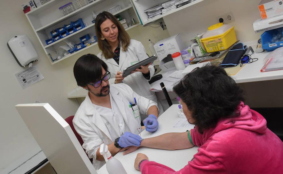 Haciendo pruebas a una paciente en el Centro de Investigación Clínica de Badajoz (Cicab).