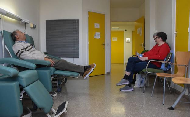 Pacientes esperando en una sala de voluntarios del Cicab.