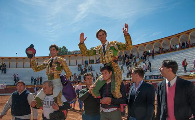 Juanito y Domínguez salen a hombros de la plaza de Olivenza 