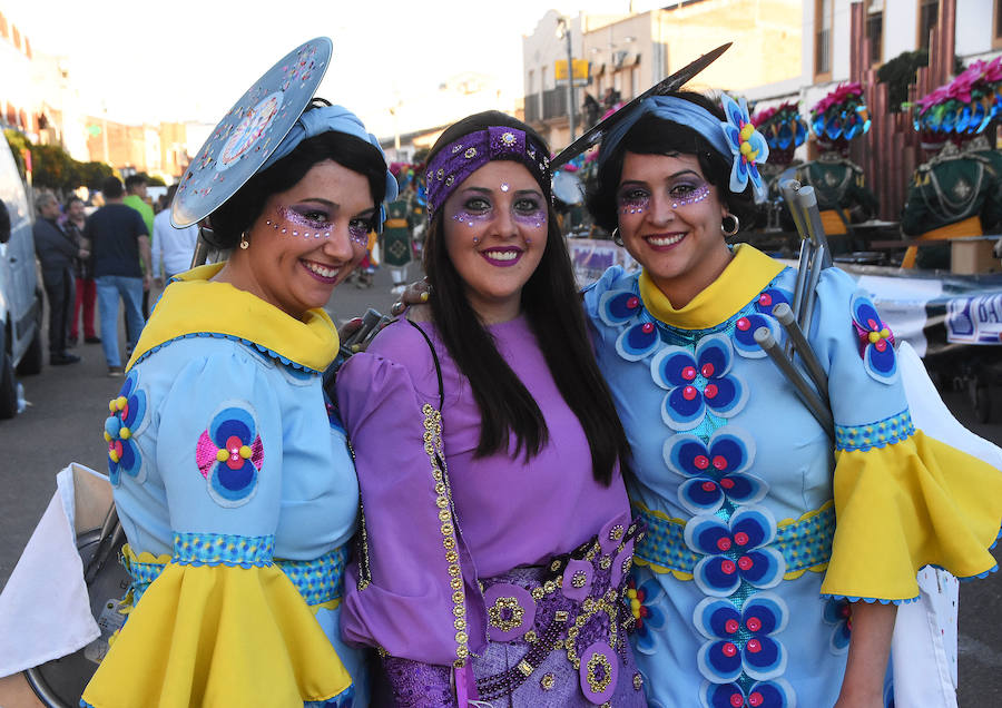 Los vecinos de Talavera la Real y muchos visitantes llegados desde distintas localidades de la región disfrutaron este sábado de la convivencia carnavalera organizada por el Ayuntamiento de esta localidad pacense en la carpa municipal. La programación ha incluido distintos actos y se cerrará este domingo con un baile de disfraces en el centro de mayores.