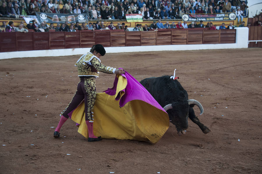 Diego Ventura cortó dos orejas tras 'cazar' en los medios al segundo de su lote de la ganadería de Guiomar de Moura 