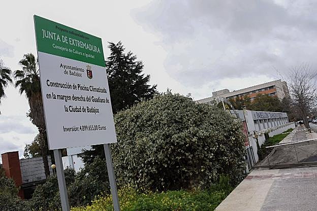 Cartel anunciador de la piscina de la margen derecha. :: hoy