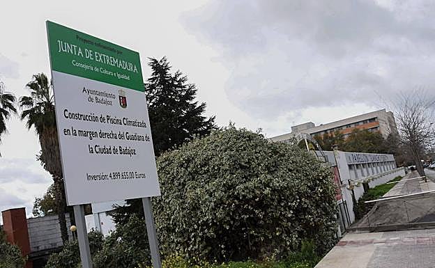 Cartel anunciador de la piscina de la margen derecha.: HOY