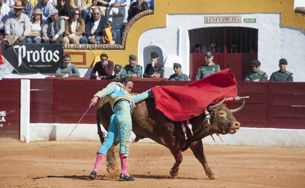 Imagen principal - Ferrera, Sebastián Castella y Miguel Ángel Perera, en distintos momentos de la lidia:: 