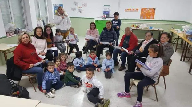 Parte de la comunidad educativa en Valdelacasa de Tajo, preparando canciones para la gira de conciertos. 