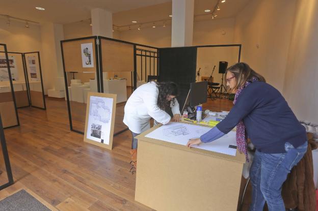 Dando los últimos retoques a los preparativos de la Semana del Diseño, en la Escuela de Arte. :: romero