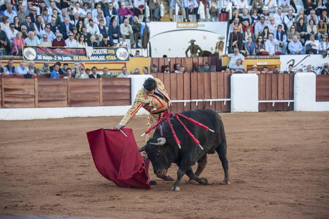 Morante, sin suerte con el lote de Daniel Ruiz que le correspondió, dejó una serie de verónicas y una media que pagaron la entrada de los morantistas