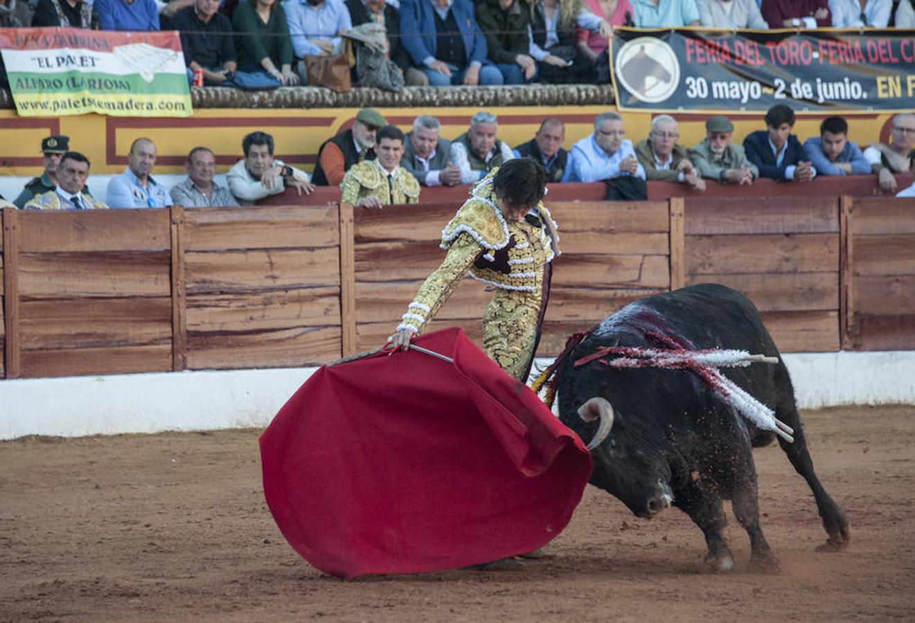 Morante, sin suerte con el lote de Daniel Ruiz que le correspondió, dejó una serie de verónicas y una media que pagaron la entrada de los morantistas