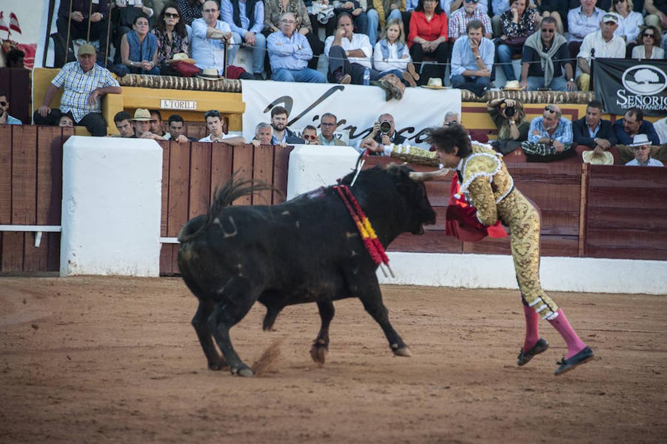 Morante, sin suerte con el lote de Daniel Ruiz que le correspondió, dejó una serie de verónicas y una media que pagaron la entrada de los morantistas