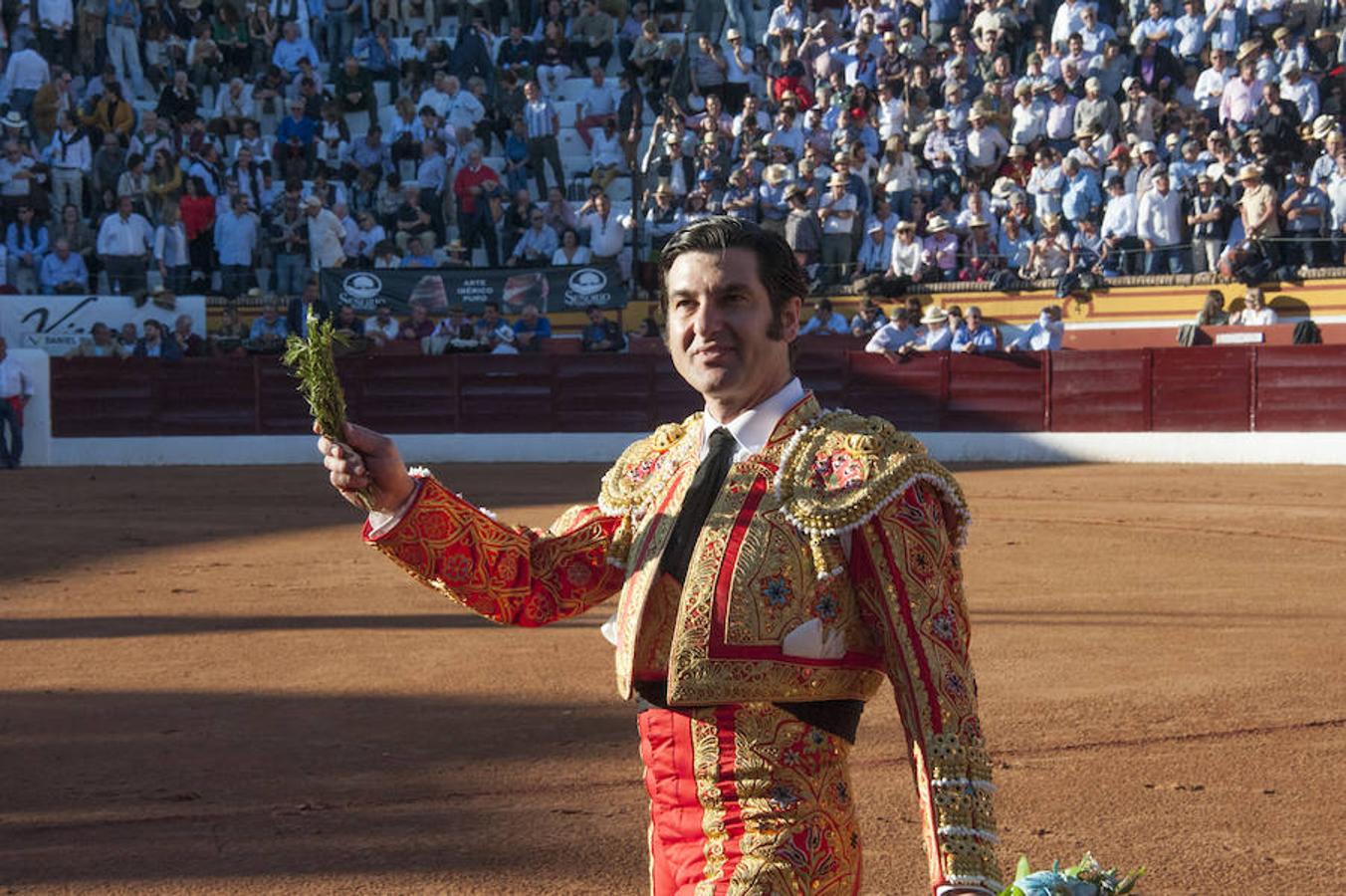 Morante, sin suerte con el lote de Daniel Ruiz que le correspondió, dejó una serie de verónicas y una media que pagaron la entrada de los morantistas