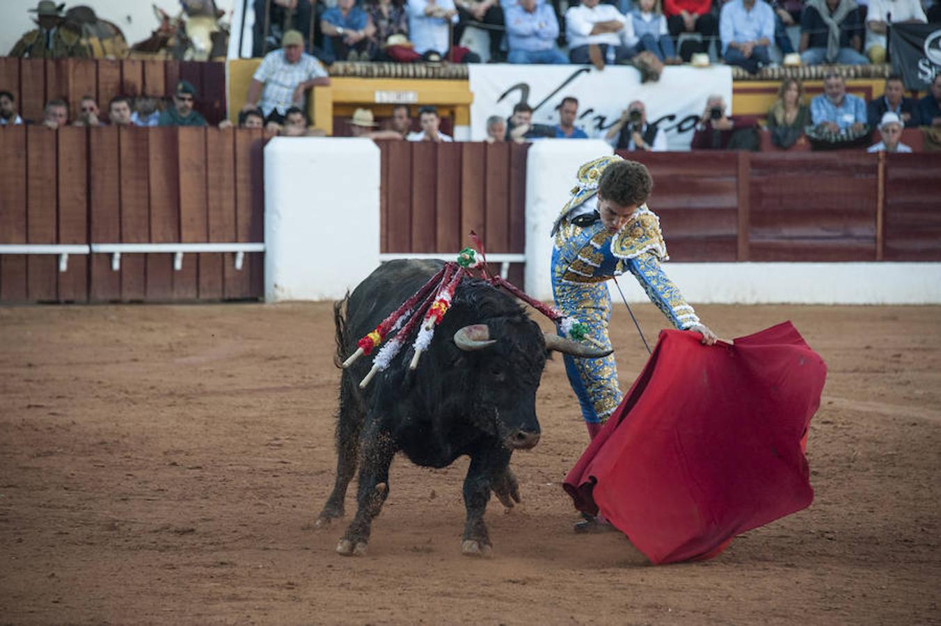 Morante, sin suerte con el lote de Daniel Ruiz que le correspondió, dejó una serie de verónicas y una media que pagaron la entrada de los morantistas