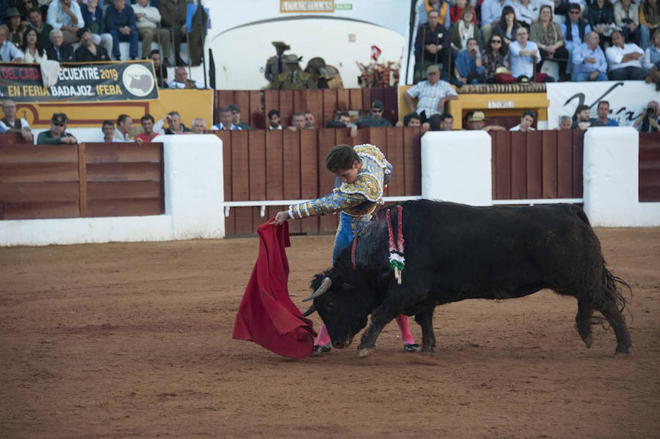 Morante, sin suerte con el lote de Daniel Ruiz que le correspondió, dejó una serie de verónicas y una media que pagaron la entrada de los morantistas