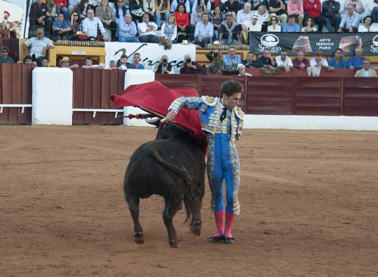 Morante, sin suerte con el lote de Daniel Ruiz que le correspondió, dejó una serie de verónicas y una media que pagaron la entrada de los morantistas