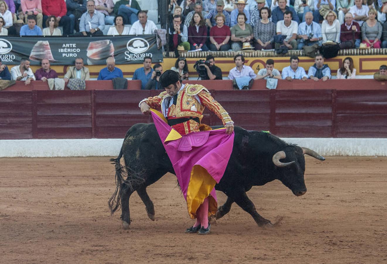 Morante, sin suerte con el lote de Daniel Ruiz que le correspondió, dejó una serie de verónicas y una media que pagaron la entrada de los morantistas