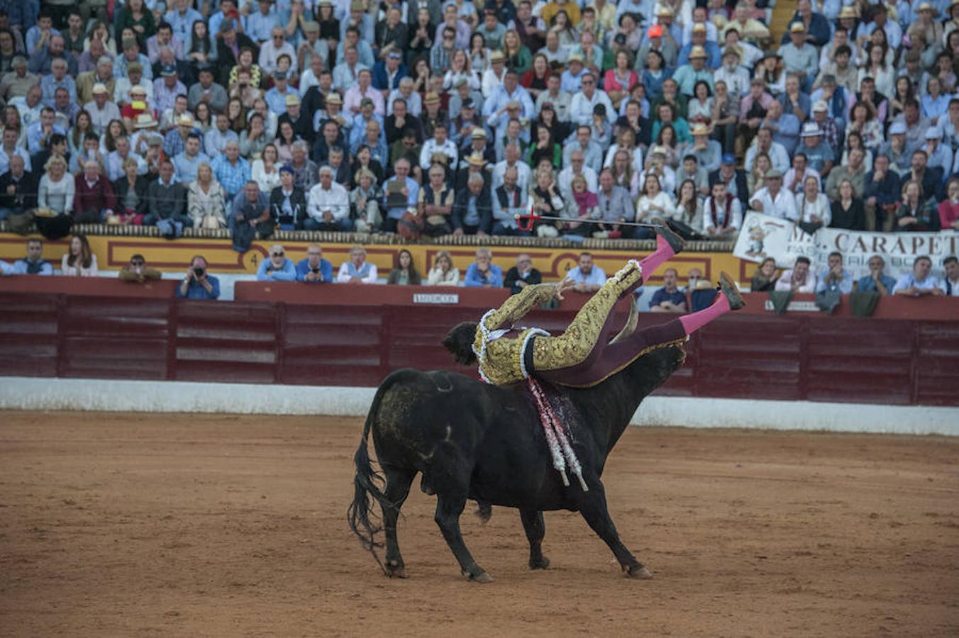 Morante, sin suerte con el lote de Daniel Ruiz que le correspondió, dejó una serie de verónicas y una media que pagaron la entrada de los morantistas