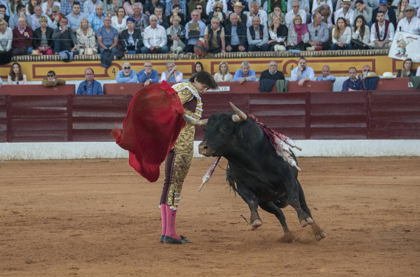 Morante, sin suerte con el lote de Daniel Ruiz que le correspondió, dejó una serie de verónicas y una media que pagaron la entrada de los morantistas