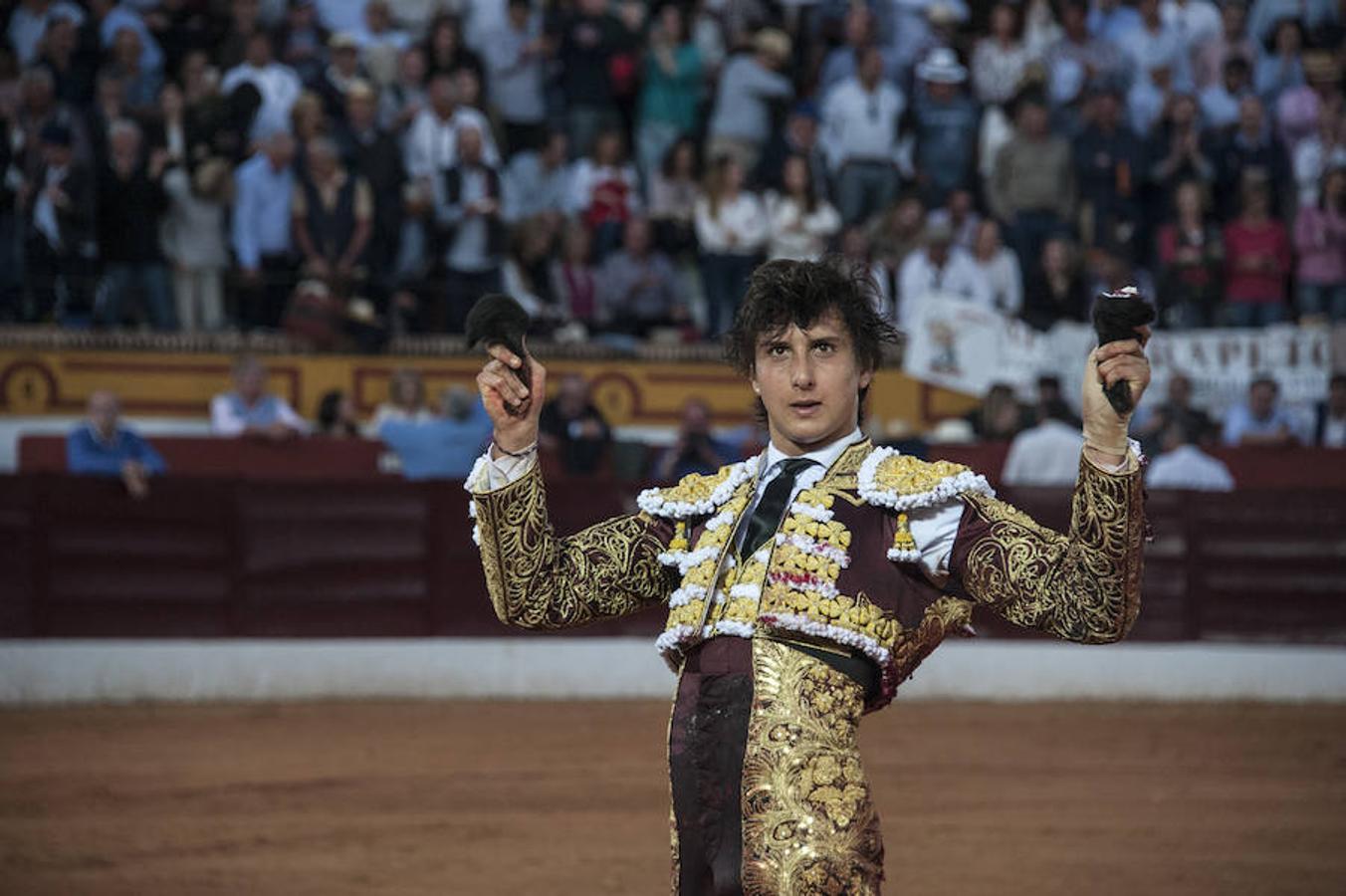 Morante, sin suerte con el lote de Daniel Ruiz que le correspondió, dejó una serie de verónicas y una media que pagaron la entrada de los morantistas