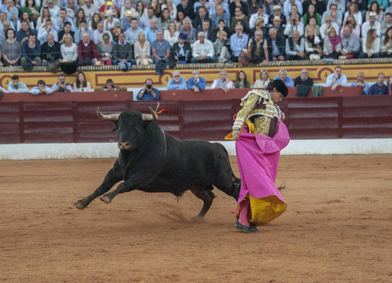 Morante, sin suerte con el lote de Daniel Ruiz que le correspondió, dejó una serie de verónicas y una media que pagaron la entrada de los morantistas