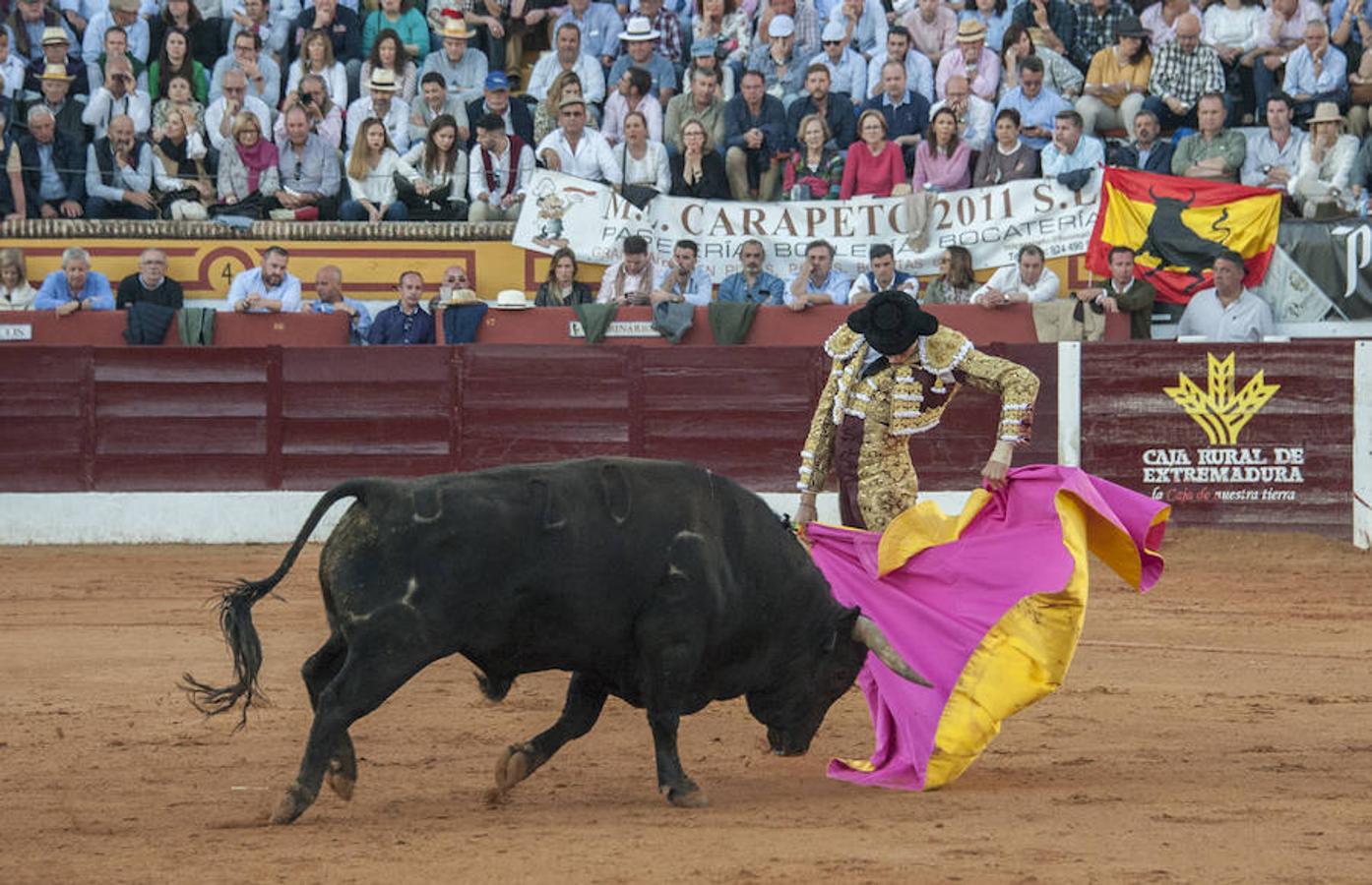 Morante, sin suerte con el lote de Daniel Ruiz que le correspondió, dejó una serie de verónicas y una media que pagaron la entrada de los morantistas