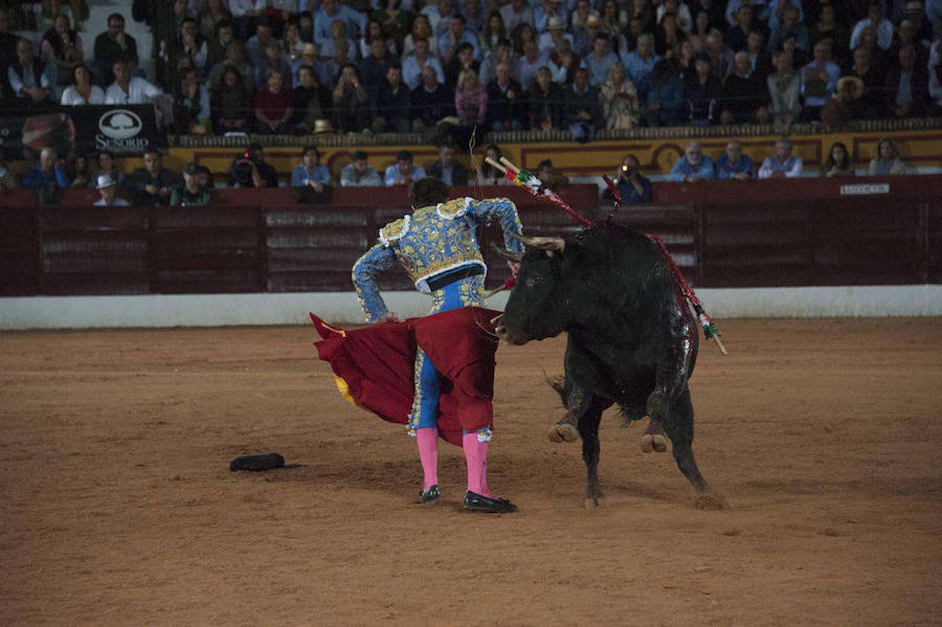 Morante, sin suerte con el lote de Daniel Ruiz que le correspondió, dejó una serie de verónicas y una media que pagaron la entrada de los morantistas