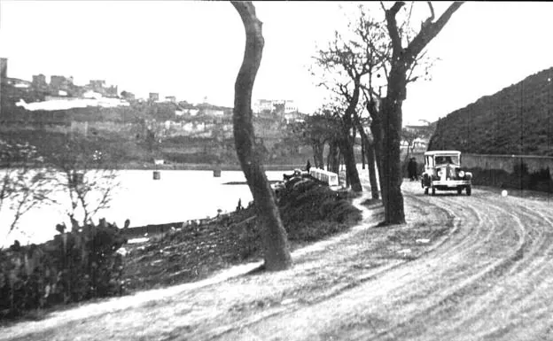 Imagen de la salida de la ciudad hacia la Cárretera de Cáceres, en los años 30.:: MANUEL SORDO