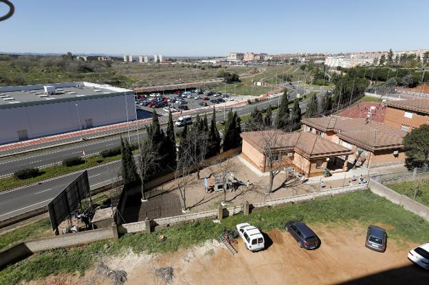 A la izquierda es donde está la chabola, adosada al patio del colegio en el que juegan los niños. :: l. c.