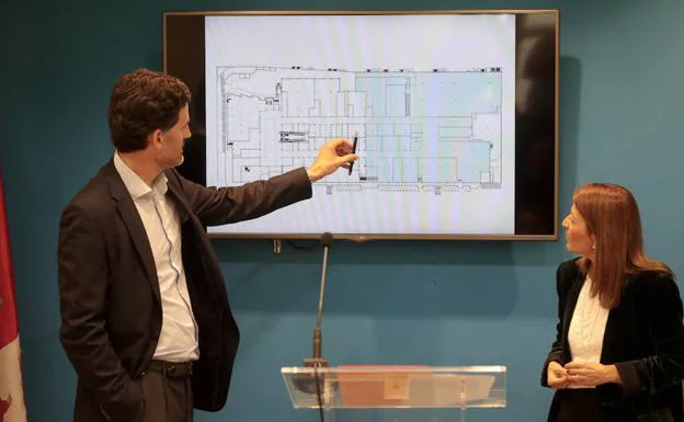 Ignacio Gaytán y Elena Nevado presentando el plano del proyecto. En la zona azul se ubicarán los nuevos negocios.