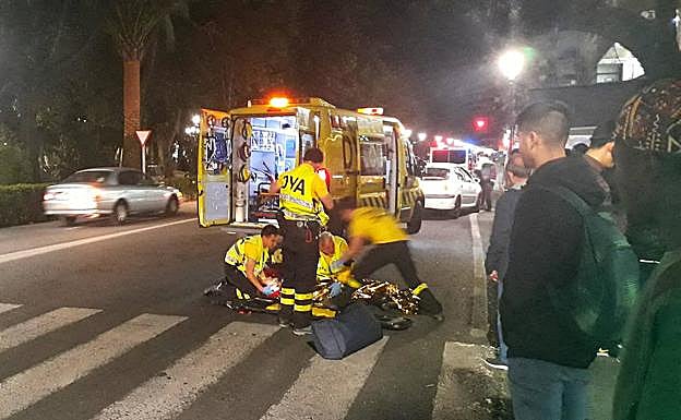 Sanitarios atendiendo a la víctima en el lugar del atropello. 