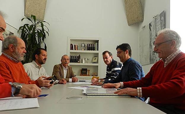 Mesa de trabajo entre representantes vecinales y políticos. 