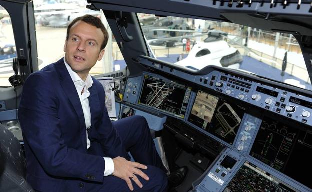 El presidente de Francia, Enmanuel Macron, en la cabina de un Airbus A 350 XWB.