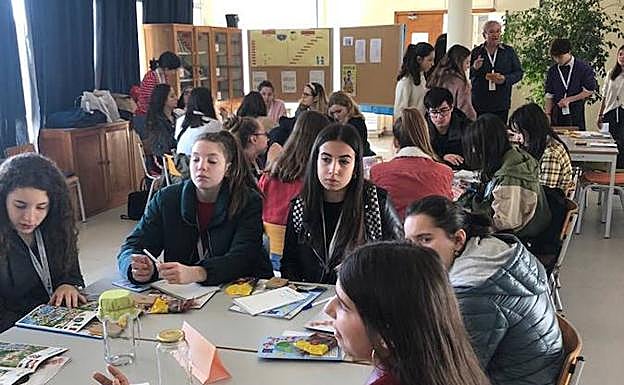 Escolares del Santo Ángel trabajando en Oporto. ::