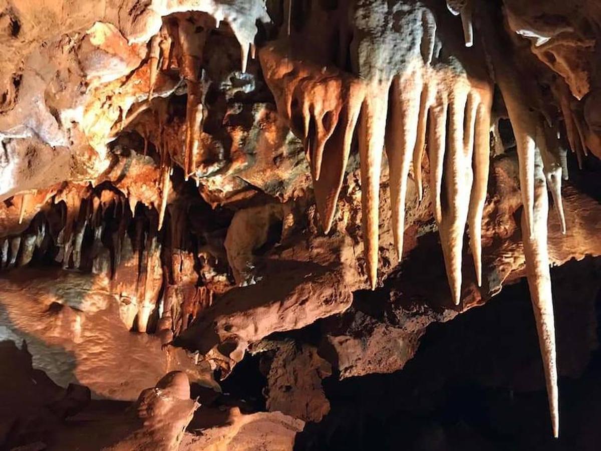 El interior de la cavidad cuenta con llamativas formaciones geológicas que serán analizadas por técnicos de la Junta de Extremadura