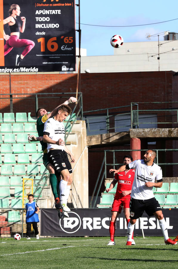 Siguiente parada en el Romano. Tras la visita del Moralo, llegaba el Plasencia. Luego vendrán Cacereño y Coria. Y si ante el Moralo el Mérida manejó el partido pero no encontró el gol, ante el Plasencia el partido fue distinto. Cuando más controló la pelota, menos acierto tuvo en el área. Cuando, en la segunda mitad, el choque se abrió y el Plasencia asomó la cabeza, los atacantes del Mérida marcaron distancia.