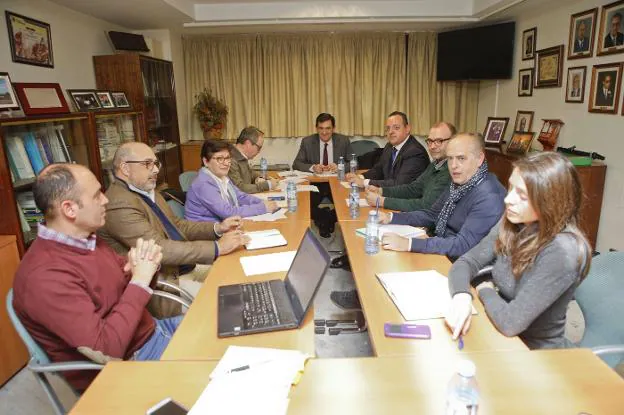 Integrantes de la Mesa de la Ingeniería de Extremadura durante una reunión. :: armando méndez