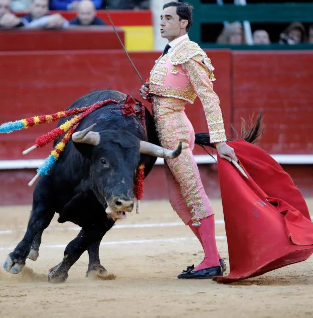 Paco Ureña durante la faena a su primer toro en Valencia. :: efe